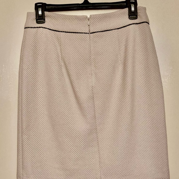 WHBM cream skirt with black trim - Picture 2 of 2